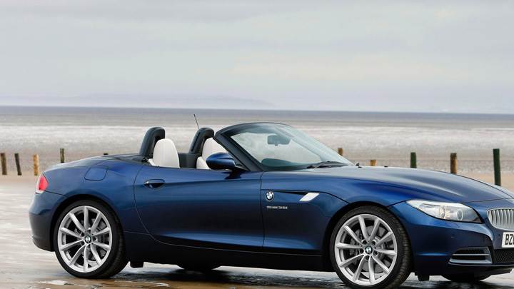 Side Pose Of 2009 BMW Z4 In Blue